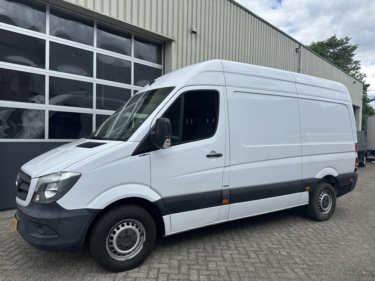 Mercedes-Benz Sprinter - 311 2.2 CDI Aut.L2H2 NAP Airco,3 persoons,Trekhaak - AutoWereld.nl