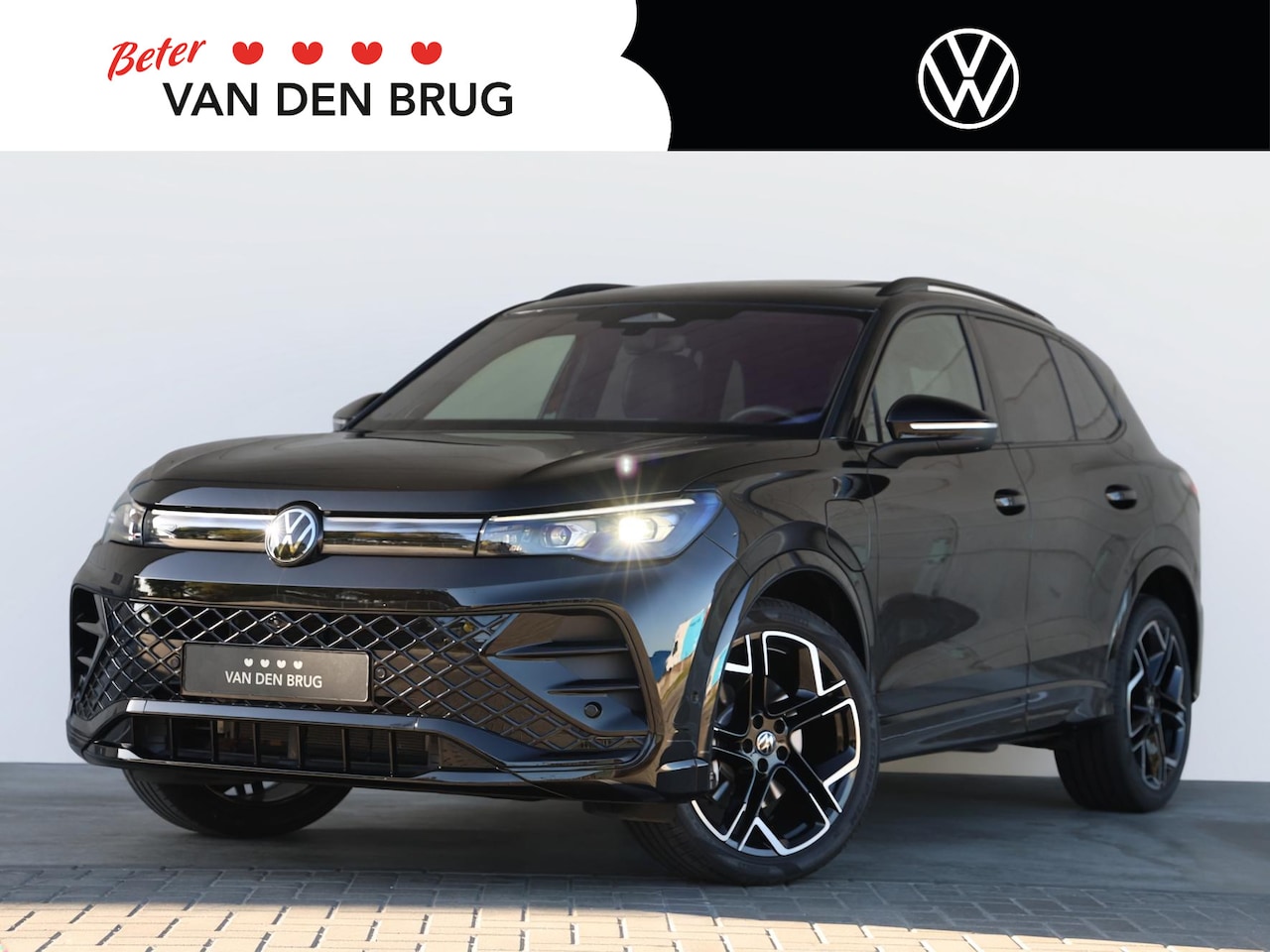 Volkswagen Tiguan - 1.5 eHybrid R-Line Edition 272PK DSG Black style | Led Matrix | Lederen bekleding | Trekha - AutoWereld.nl