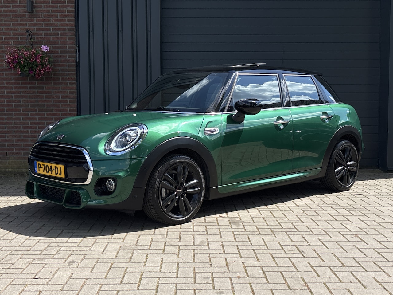 MINI Cooper - Mini 1.5 Dalston Edition - JCW - Stoelverwarming -  Apple Carplay - 5-deurs - Schuif/Kante - AutoWereld.nl
