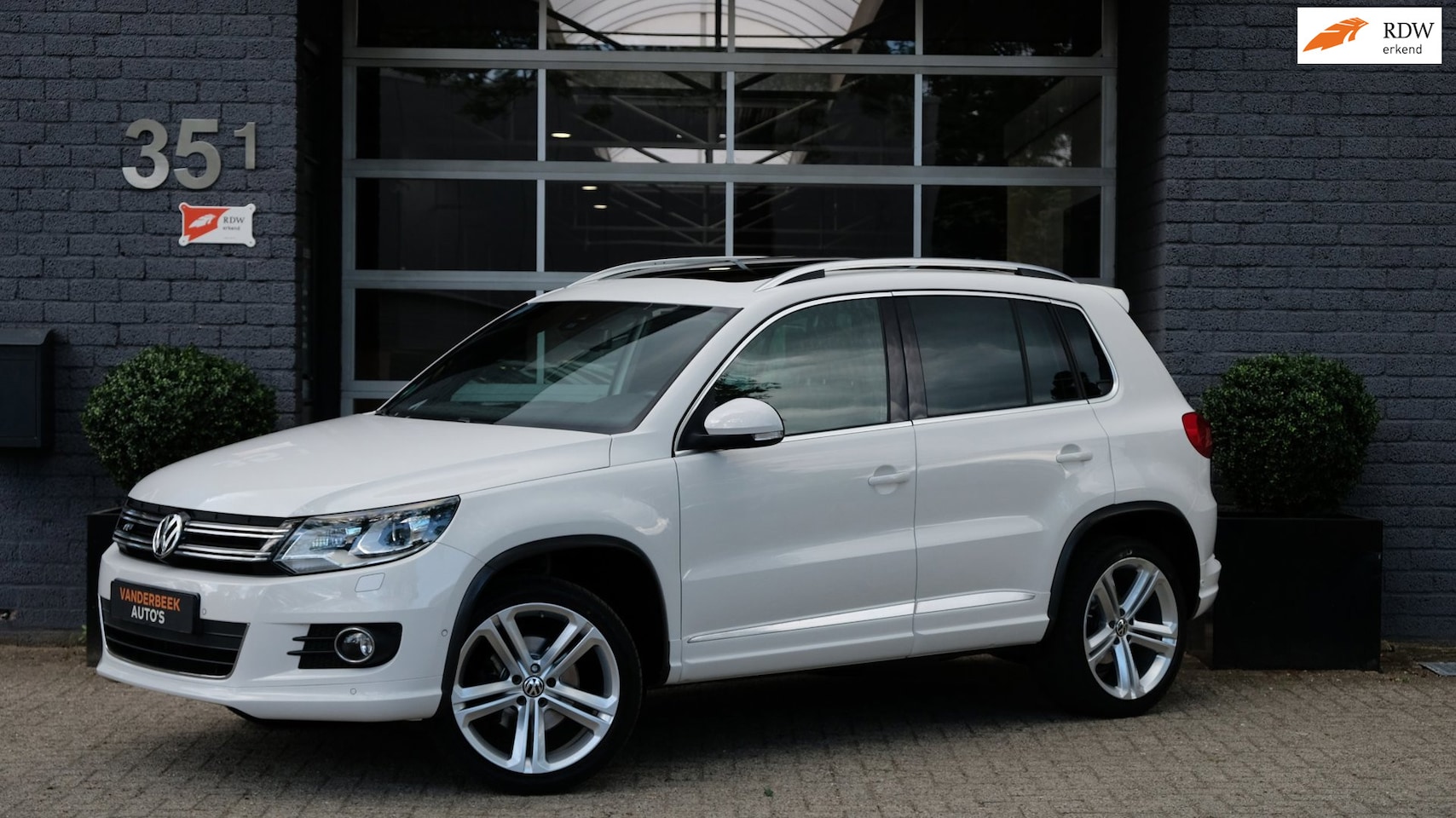 Volkswagen Tiguan - 2.0 TSI 4motion R-line Edition 210PK PANO CAMERA DCC VOL!! 3X R-LINE - AutoWereld.nl