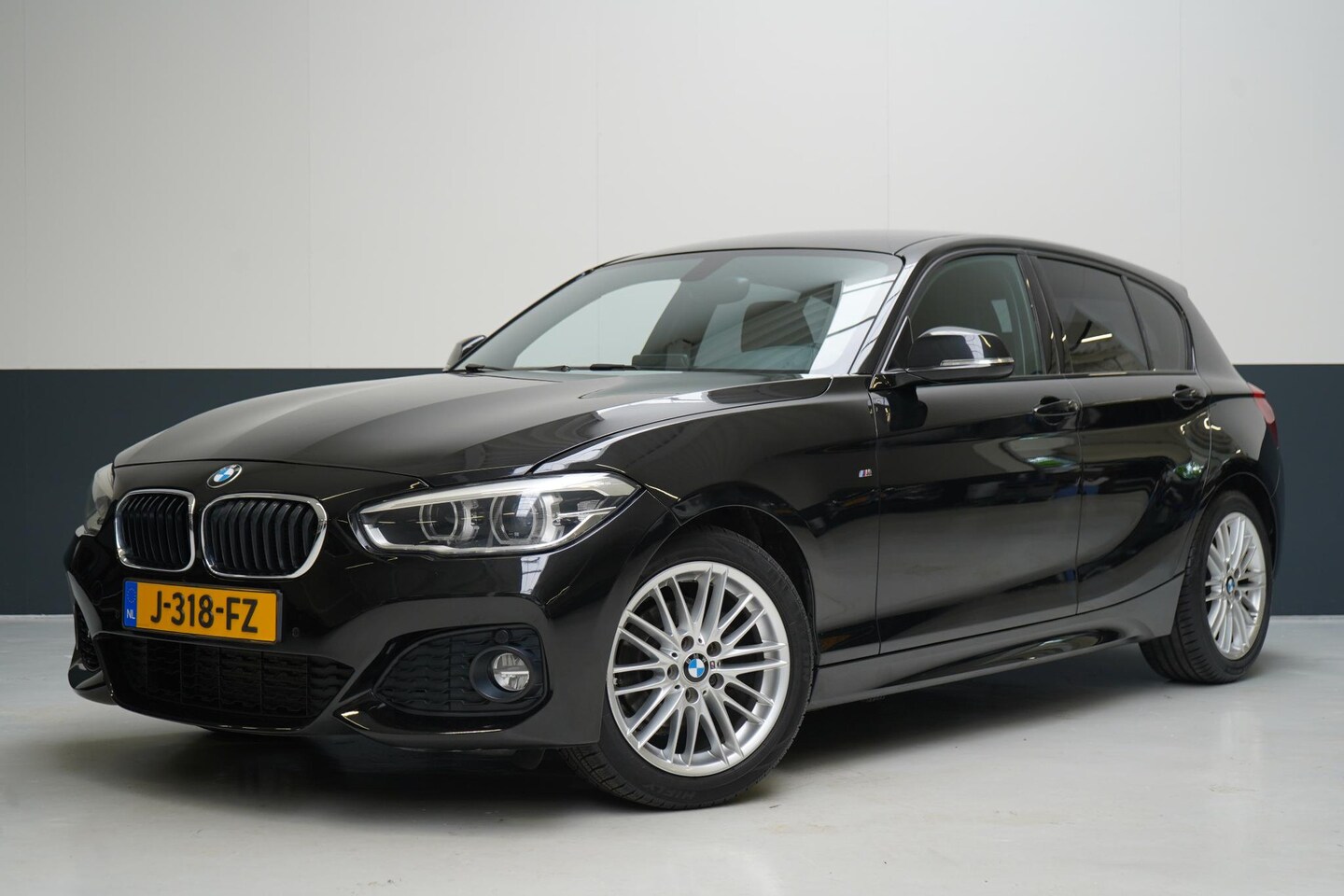 BMW 1-serie - 116i Edition M Sport Shadow | Navigatie | Lm velgen | Leder | Unieke km-stand - AutoWereld.nl