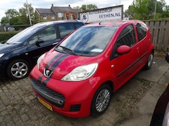 Peugeot 107 - 1.0-12V XS geen riem maar ketting wat blanke lak van af