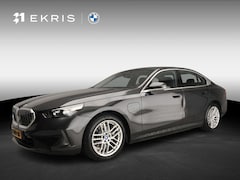 BMW 5-serie - Sedan 530e | LED | HUD | Sportstoelen | Chrome line | Stoelverwarming | Keyles go | DAB |