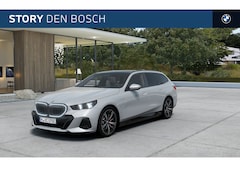 BMW 5-serie Touring - 530e M Sport Automaat / Panoramadak / Trekhaak / Achteruitrijcamera / Adaptieve LED / Stoe
