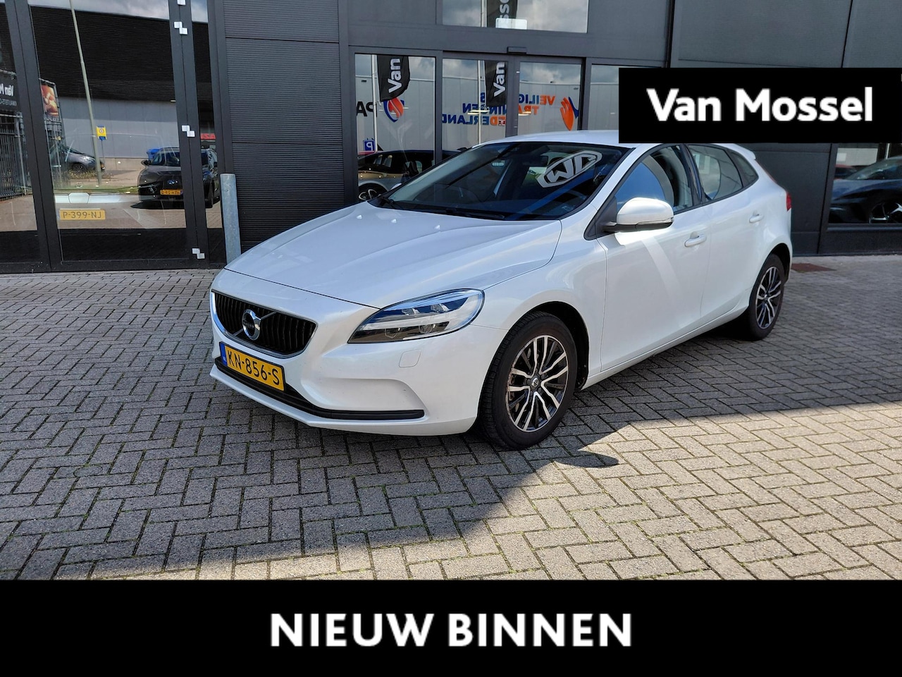 Volvo V40 - 2.0 T2 Momentum Trekhaak | stoel verwarming | lichtmetaal | climate control | - AutoWereld.nl