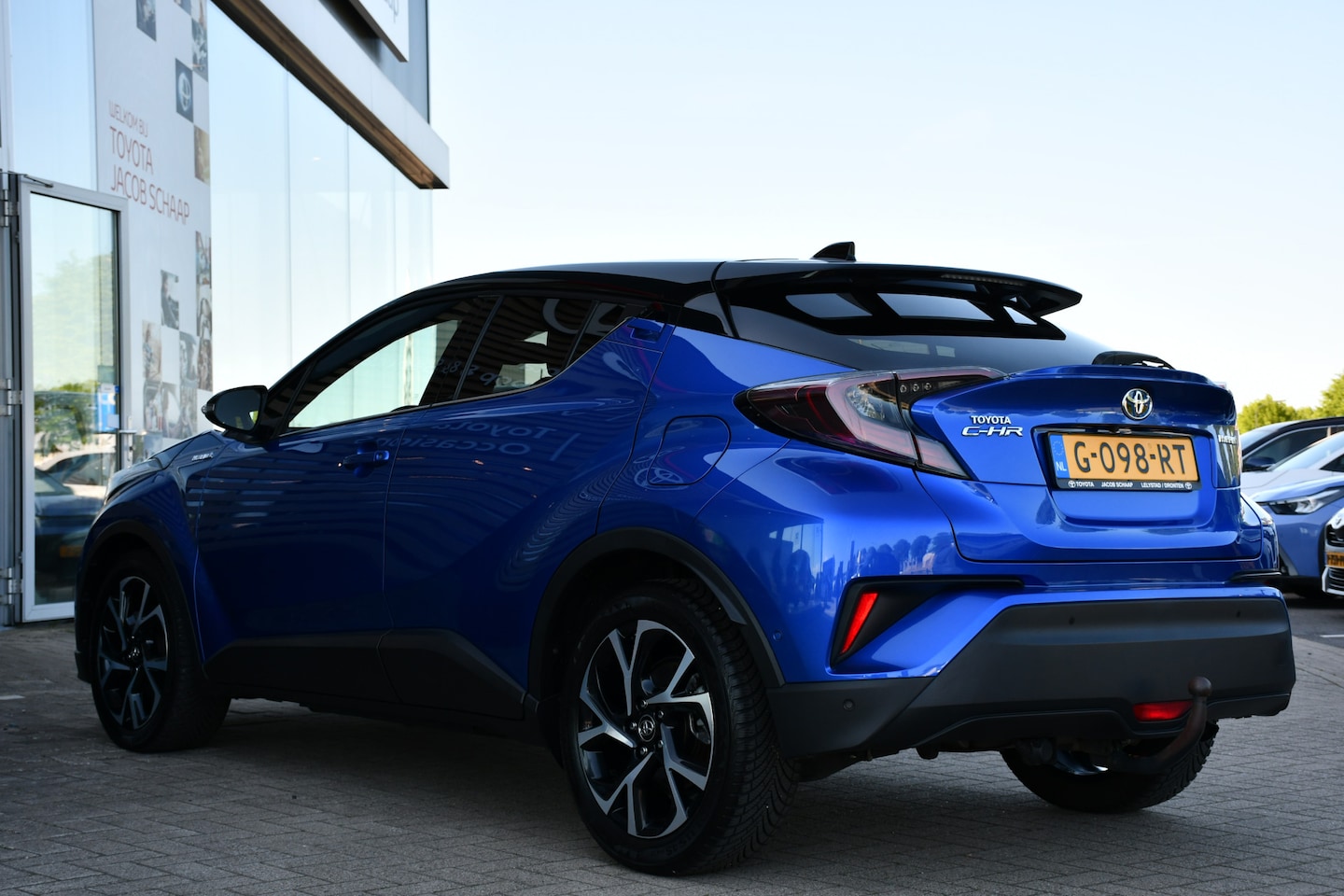 Toyota C-HR - 1.8 Hybrid Bi-Tone Automaat 122pk | Premium Pack | Trekhaak | Park Assist | NL-auto | - AutoWereld.nl
