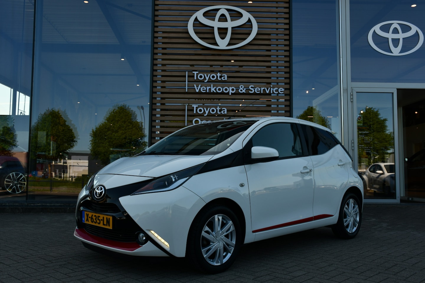Toyota Aygo - 1.0 VVT-i x-cite Automaat 5-deurs 69pk | Keyless | Lichtmetalen velgen | Climate Control | - AutoWereld.nl