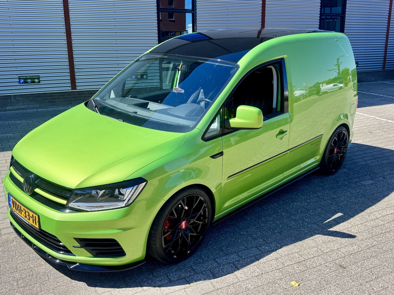 Volkswagen Caddy - 2.0 TDI viper green. led .verlaagd unieke caddy 19 inch. leer - AutoWereld.nl
