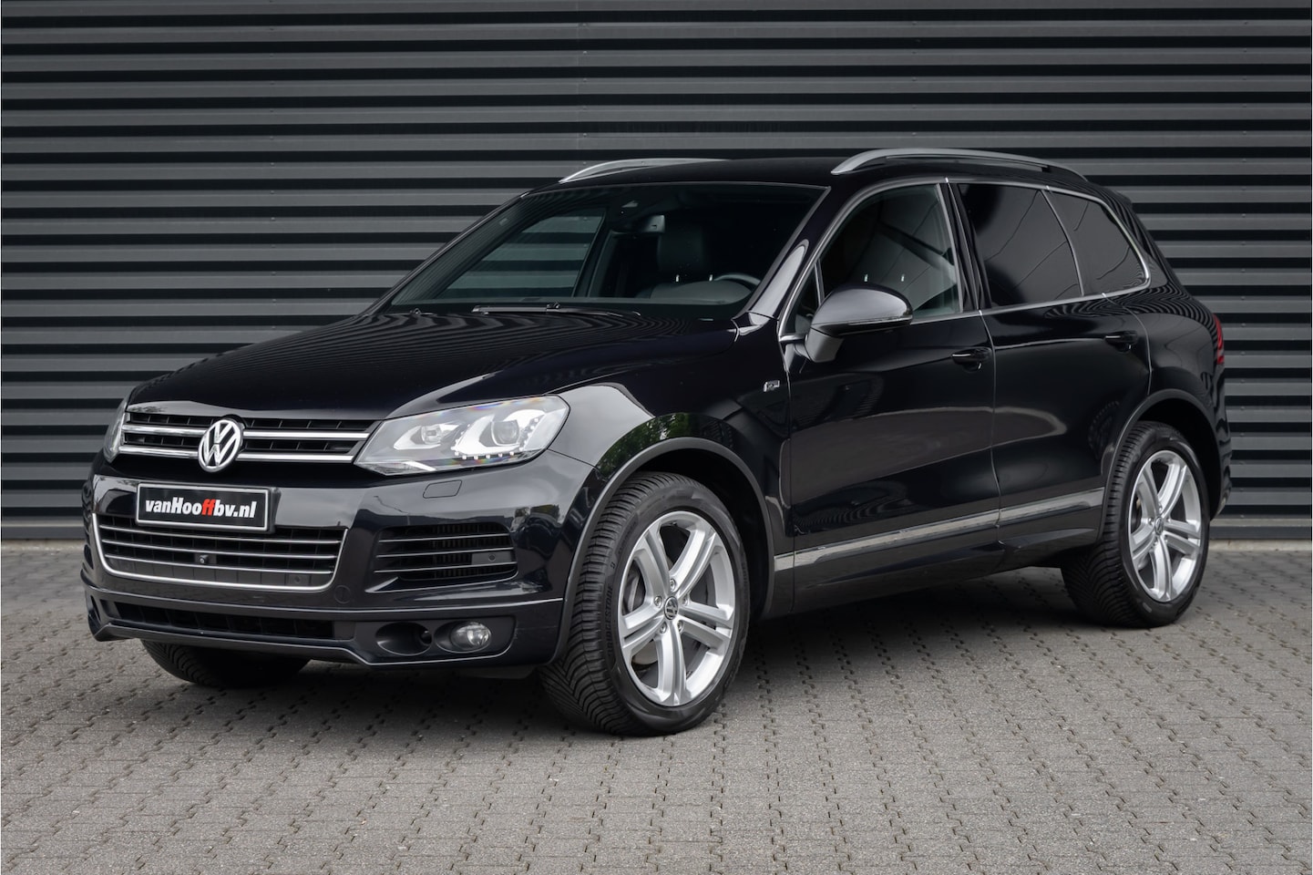 Volkswagen Touareg - 3.0 TDI R-line Luchtv-Dynaudio-Trekh-Standkachel - AutoWereld.nl