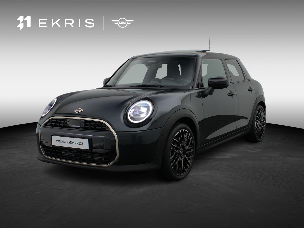 MINI Cooper - 5 deurs Favoured + M pakket + Pano + Getint Glas - AutoWereld.nl