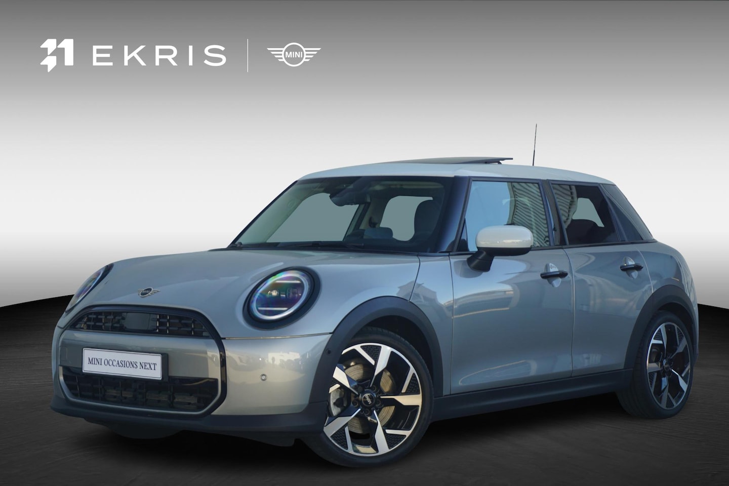 MINI Cooper - 5-deurs C | Classic Uitvoering | Pakket M | Head-Up Display | Panoramadak | Driving Assist - AutoWereld.nl