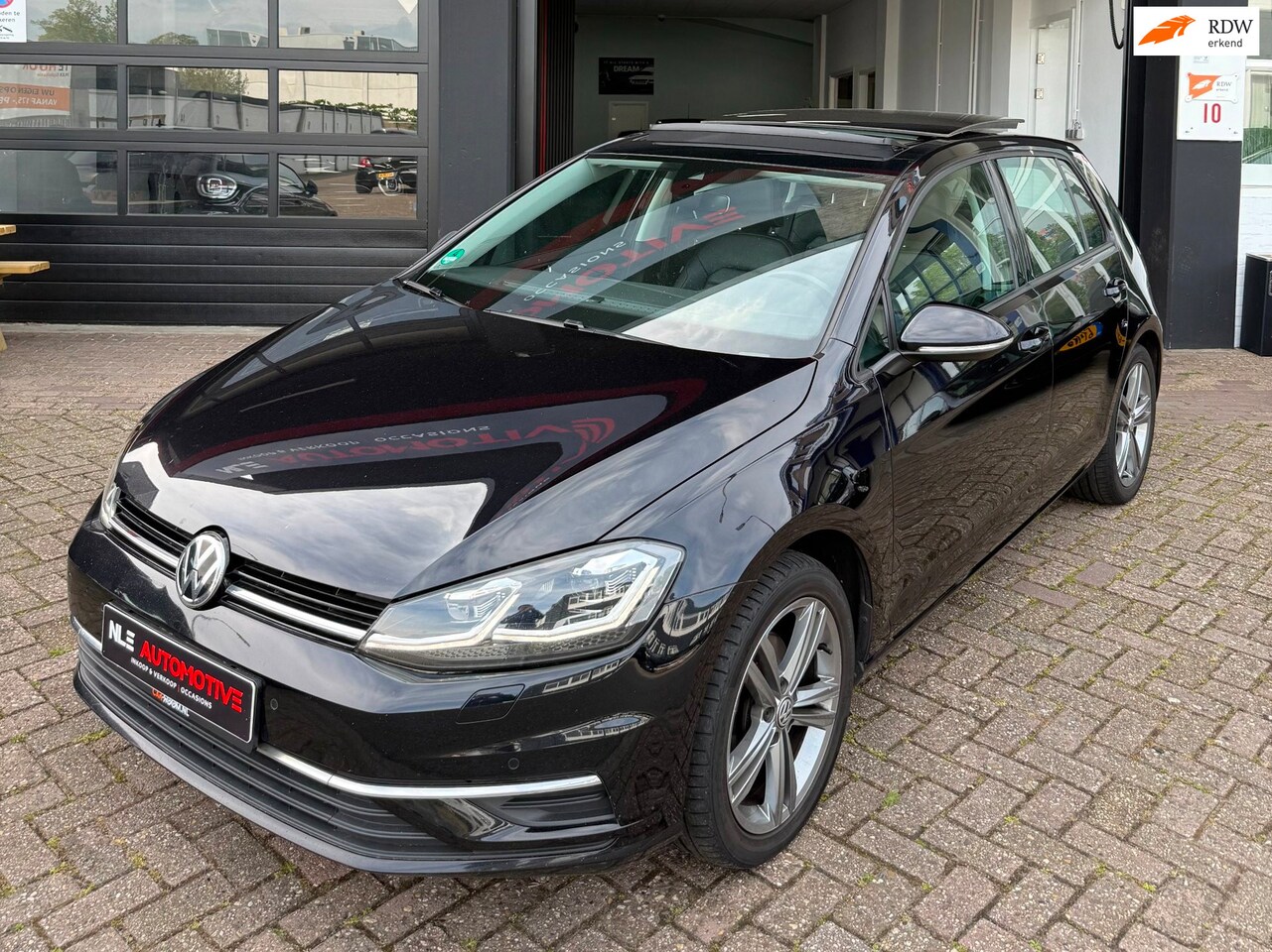 Volkswagen Golf - 1.6 TDI Highline Business R Pano/Automaat - AutoWereld.nl