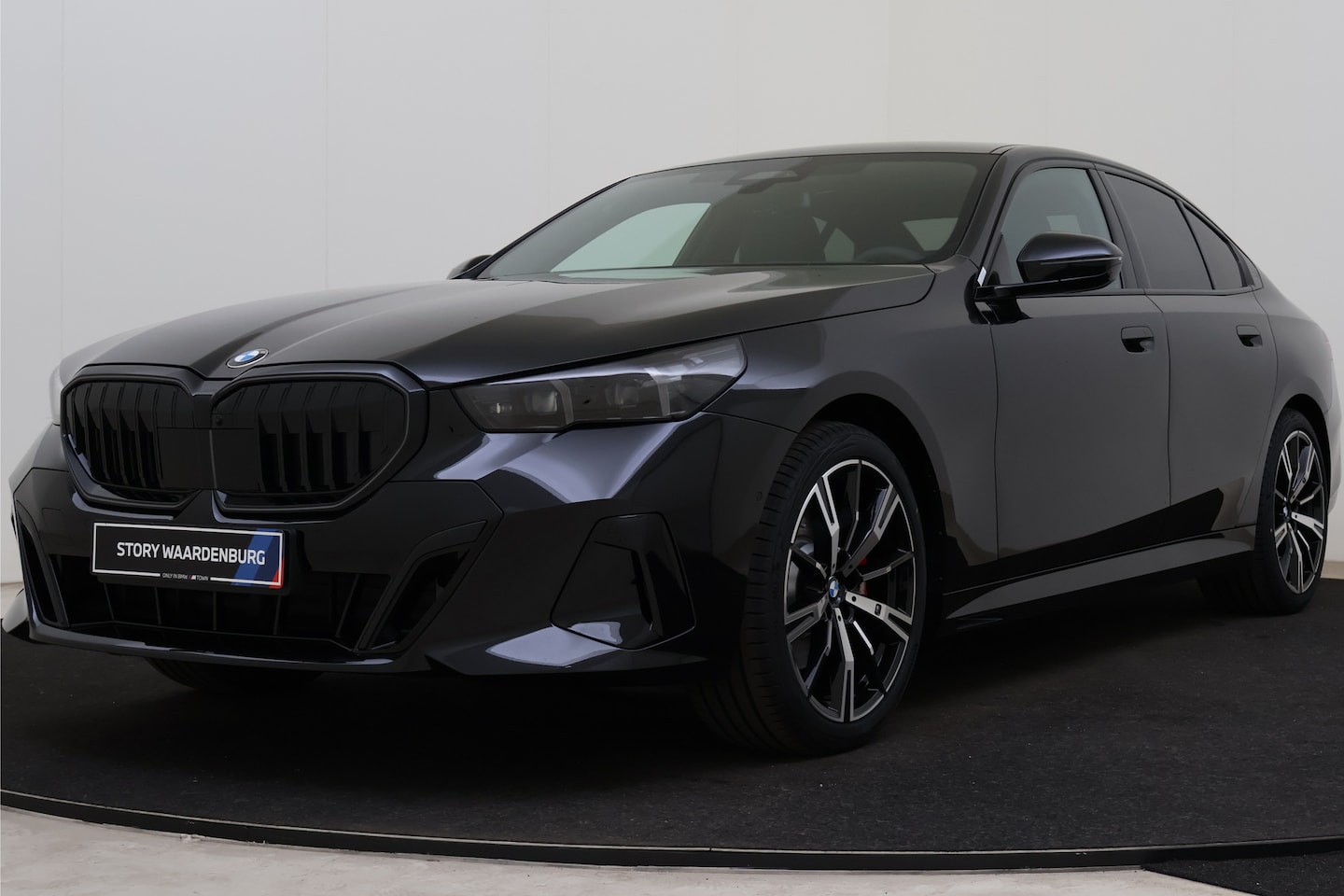 BMW 5-serie - 520i M Sport Automaat / Panoramadak / Trekhaak / Comfortstoelen / Adaptieve LED / Parking - AutoWereld.nl