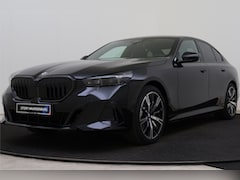 BMW 5-serie - 520i M Sport Automaat / Panoramadak / Trekhaak / Comfortstoelen / Adaptieve LED / Parking