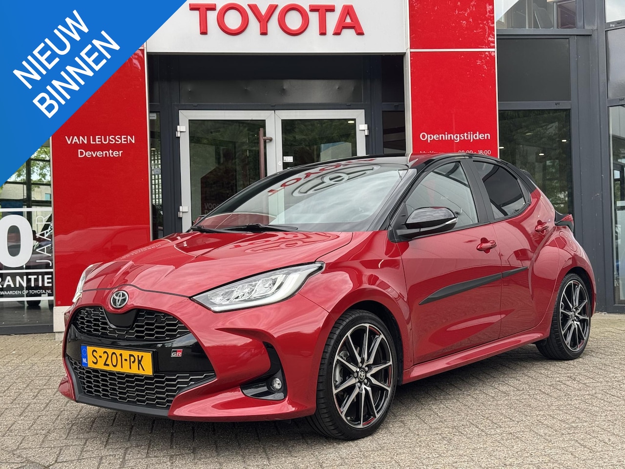 Toyota Yaris - 1.5 Hybrid GR Sport PANORAMA DAK 18 INCH LICHT METALEN VELGEN STOEL/STUUR VERWARMING. - AutoWereld.nl
