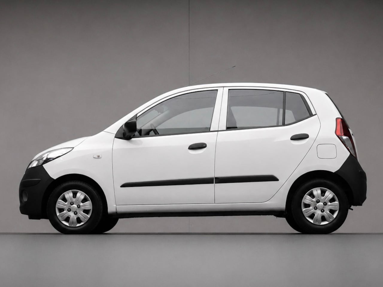 Hyundai i10 - 1.1 Pure Sport (LAGE KILOMETERSTAND,MP3,BLACK AND WHITE EDITON,SPORTSTOELEN,NETTE STAAT,NI - AutoWereld.nl