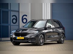 BMW X5 - XDrive45e M Sport / NL Auto / 1ste Eig. / Pano / Comf. Stoel / 22" / HUD / H&K Sound