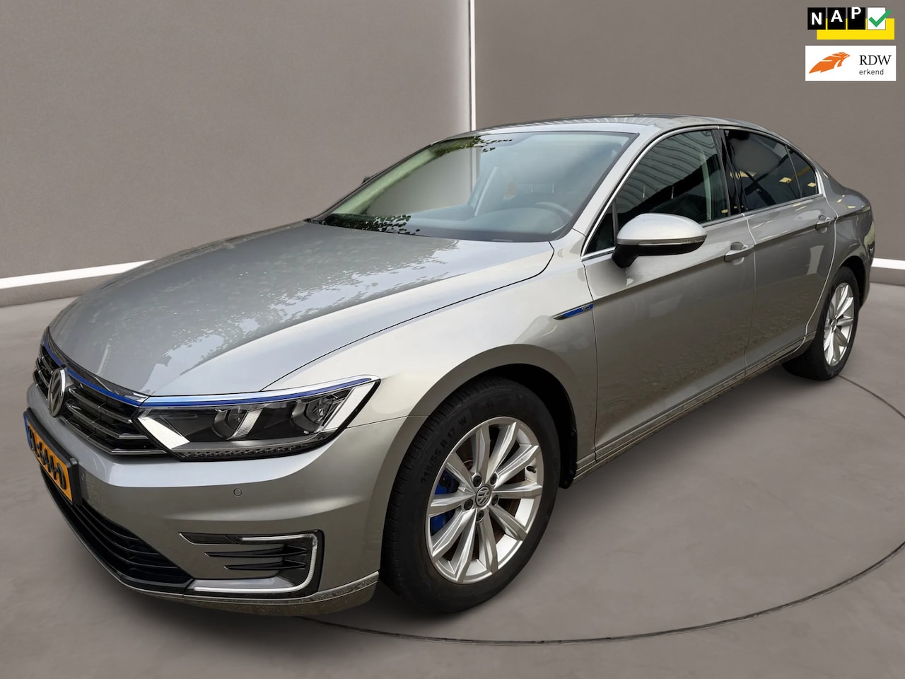 Volkswagen Passat - 1.4 TSI GTE Highline 156 Pk Automaat Airco Navi Leer Xenon 19 dkm 1e Eig. - AutoWereld.nl