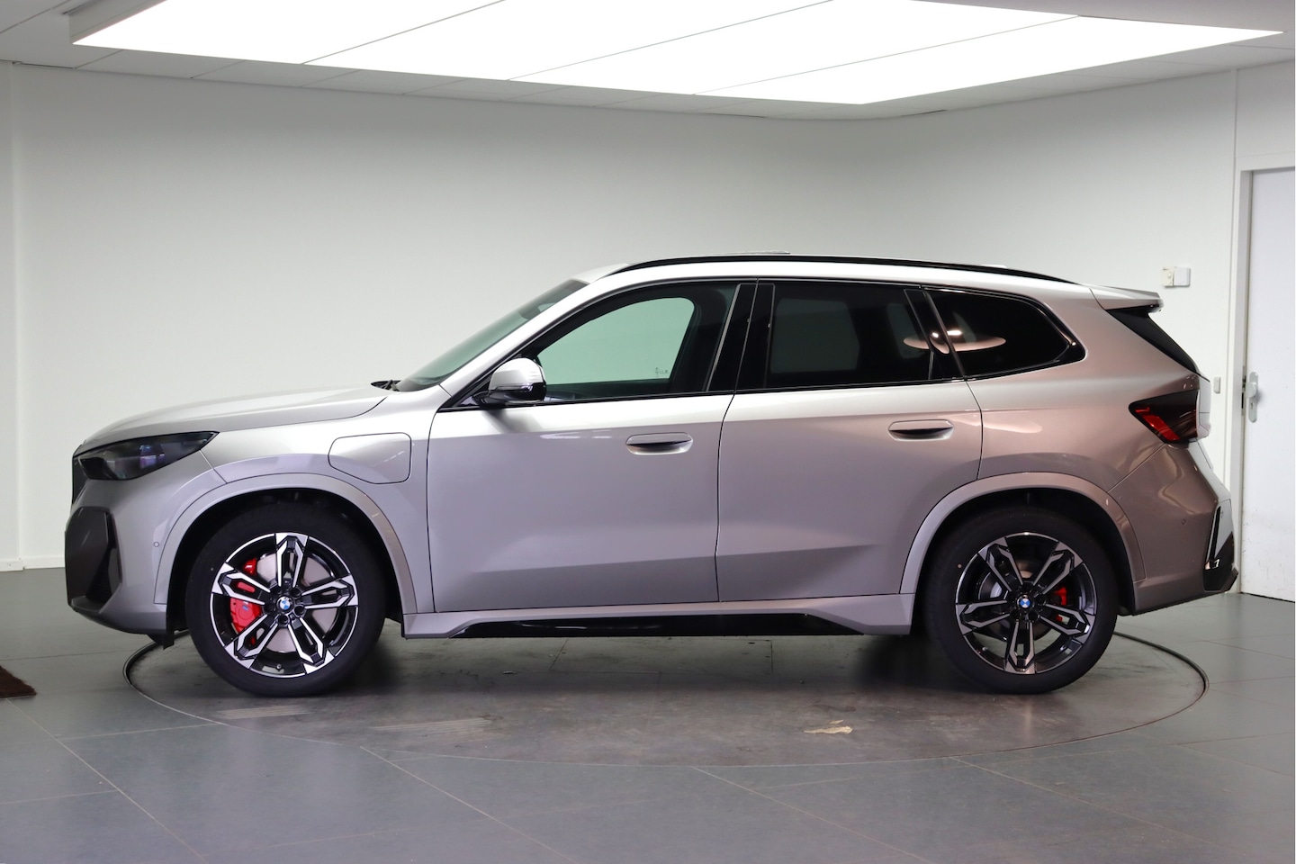 BMW X1 - xDrive25e M Sport Automaat / Panoramadak / Trekhaak / Achteruitrijcamera / Sportstoelen / - AutoWereld.nl