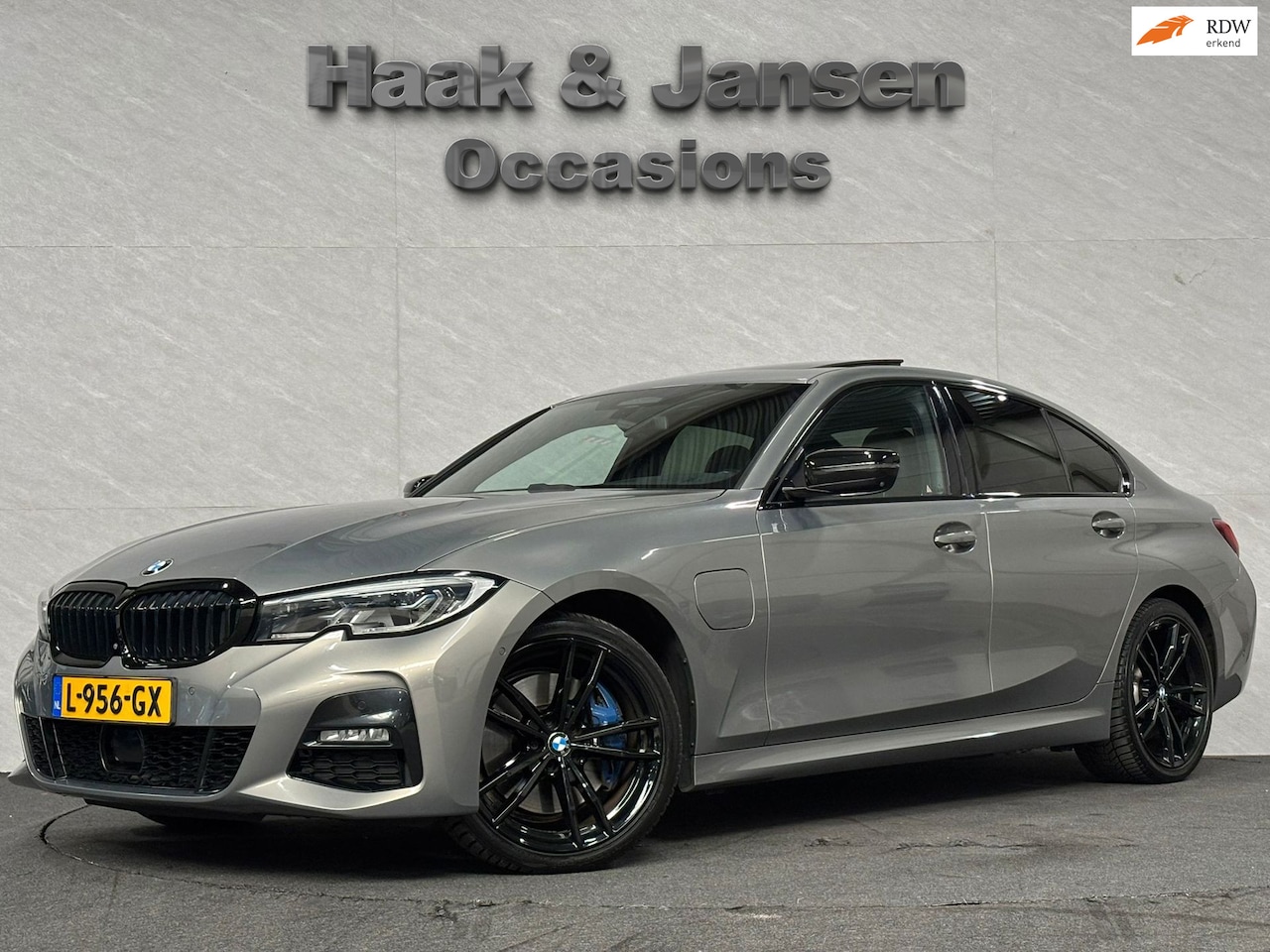 BMW 3-serie - 330e M-Sport Laser Pano H&K Acc Lane Lmv - AutoWereld.nl