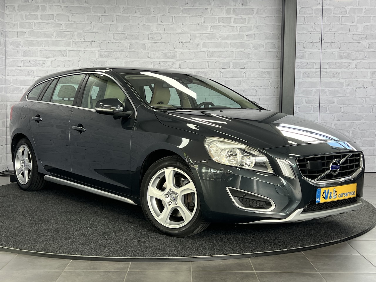 Volvo V60 - 2.0T Momentum Navi Trekhaak Leder BLIS - AutoWereld.nl