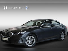 BMW 5-serie - Sedan 520i Driving Assistant | Achteruitrijcamera | Parkeersensoren | Lentevoordeel