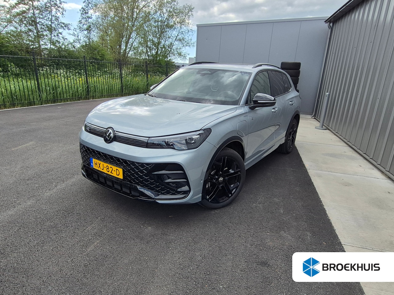 Volkswagen Tiguan - 1.5 eHybrid R-Line Edition 272Pk DSG/AUTO | Glazen panorama-dak | Trekhaak uitklapbaar | A - AutoWereld.nl