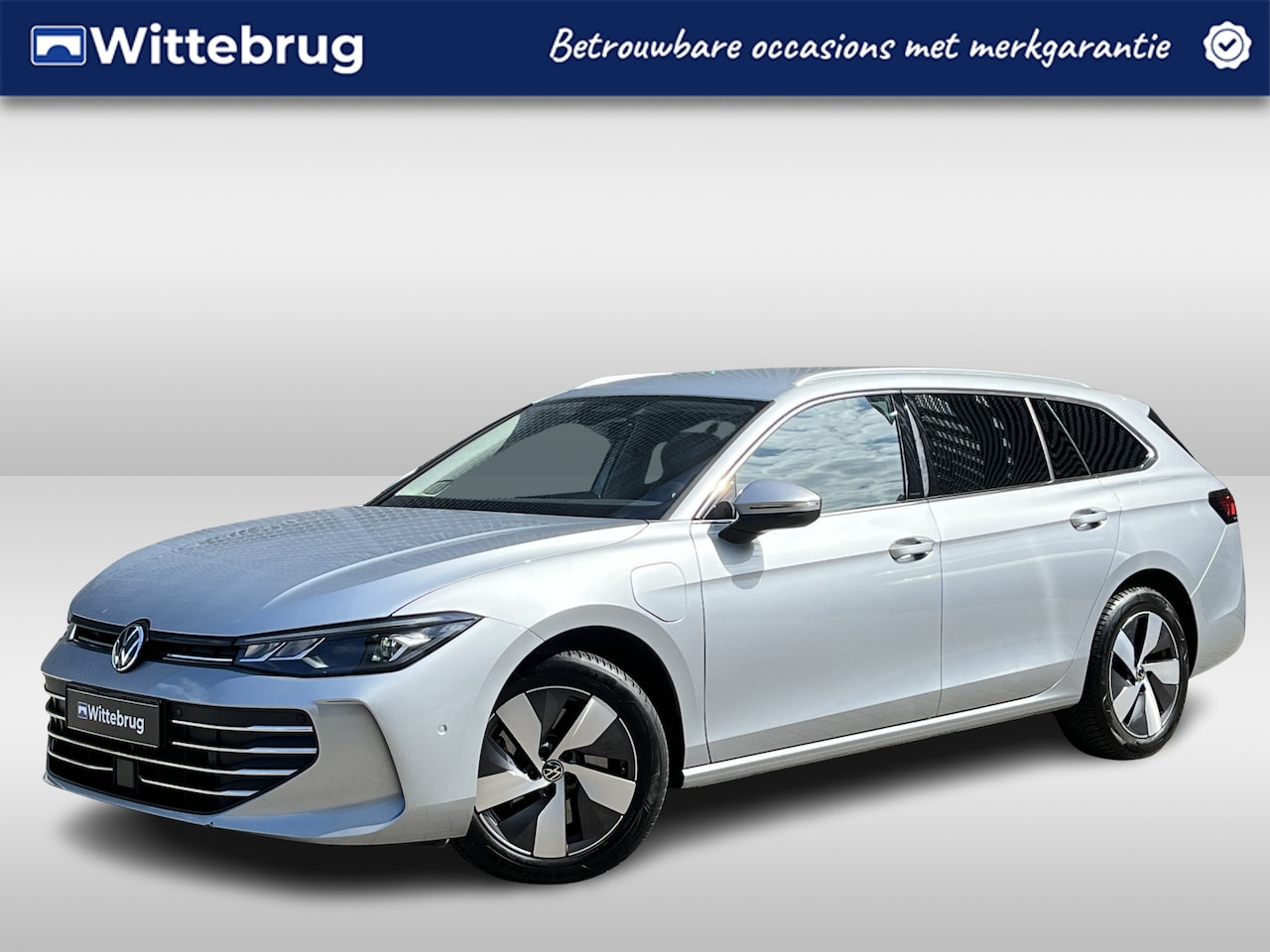 Volkswagen Passat Variant - 1.5 eHybrid 204PK Business / Zwenkbare Trekhaak / Stuur + Stoelverwarming / Achteruitrijca - AutoWereld.nl