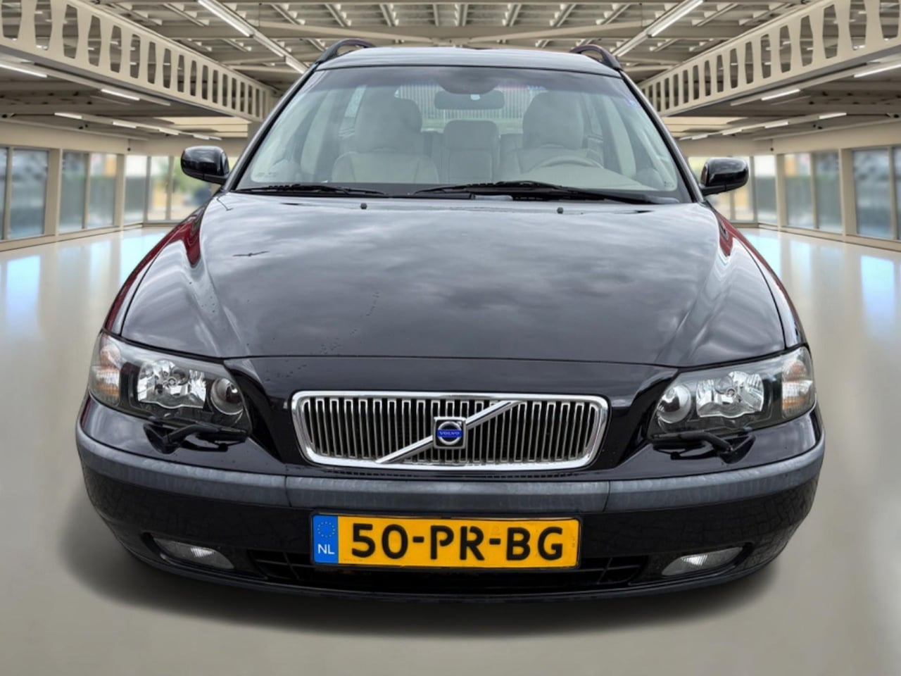 Volvo V70 - 2.4 Comfort Line Automaat,Leder,Trekhaak,Electr. verst. stoel, Klaar voor vertrek... - AutoWereld.nl