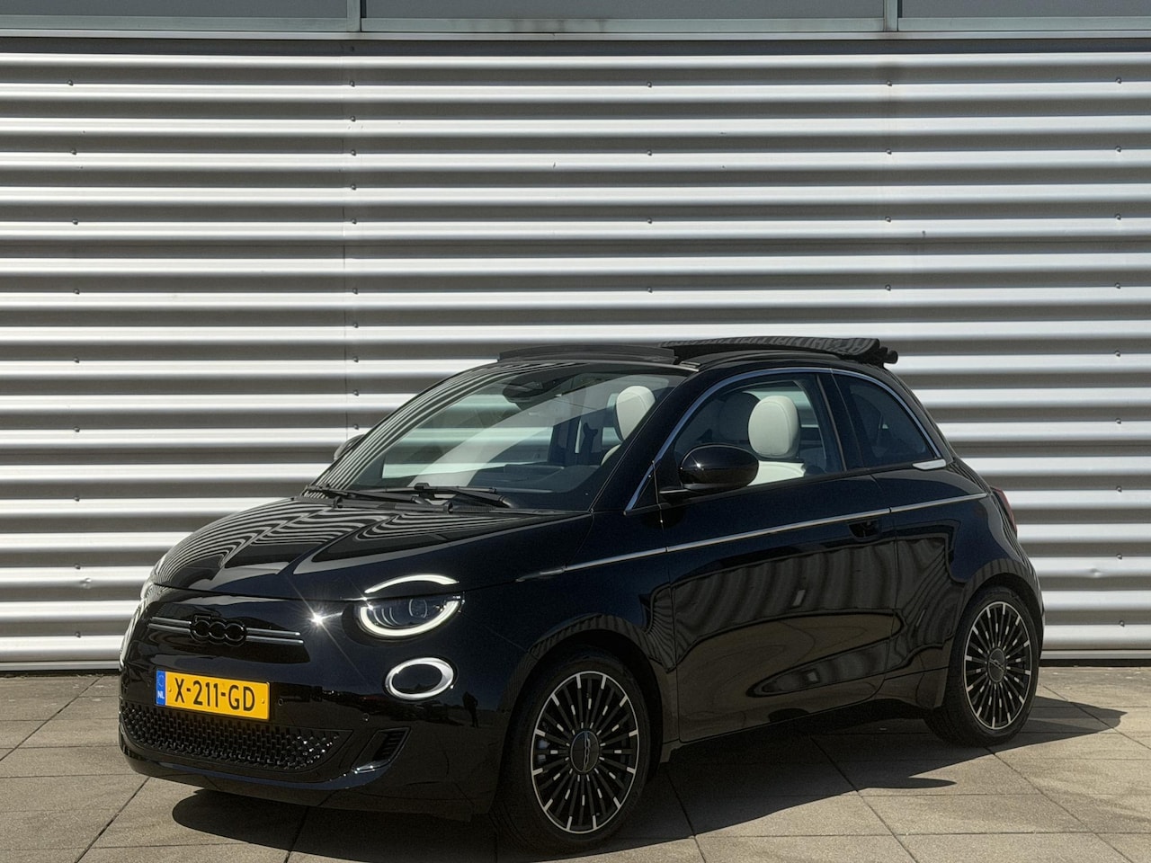 Fiat 500 C - La Prima 42 kWh Cabrio | Automaat | Leder | Camera | Navigatie | Adaptive Cruise Control - AutoWereld.nl
