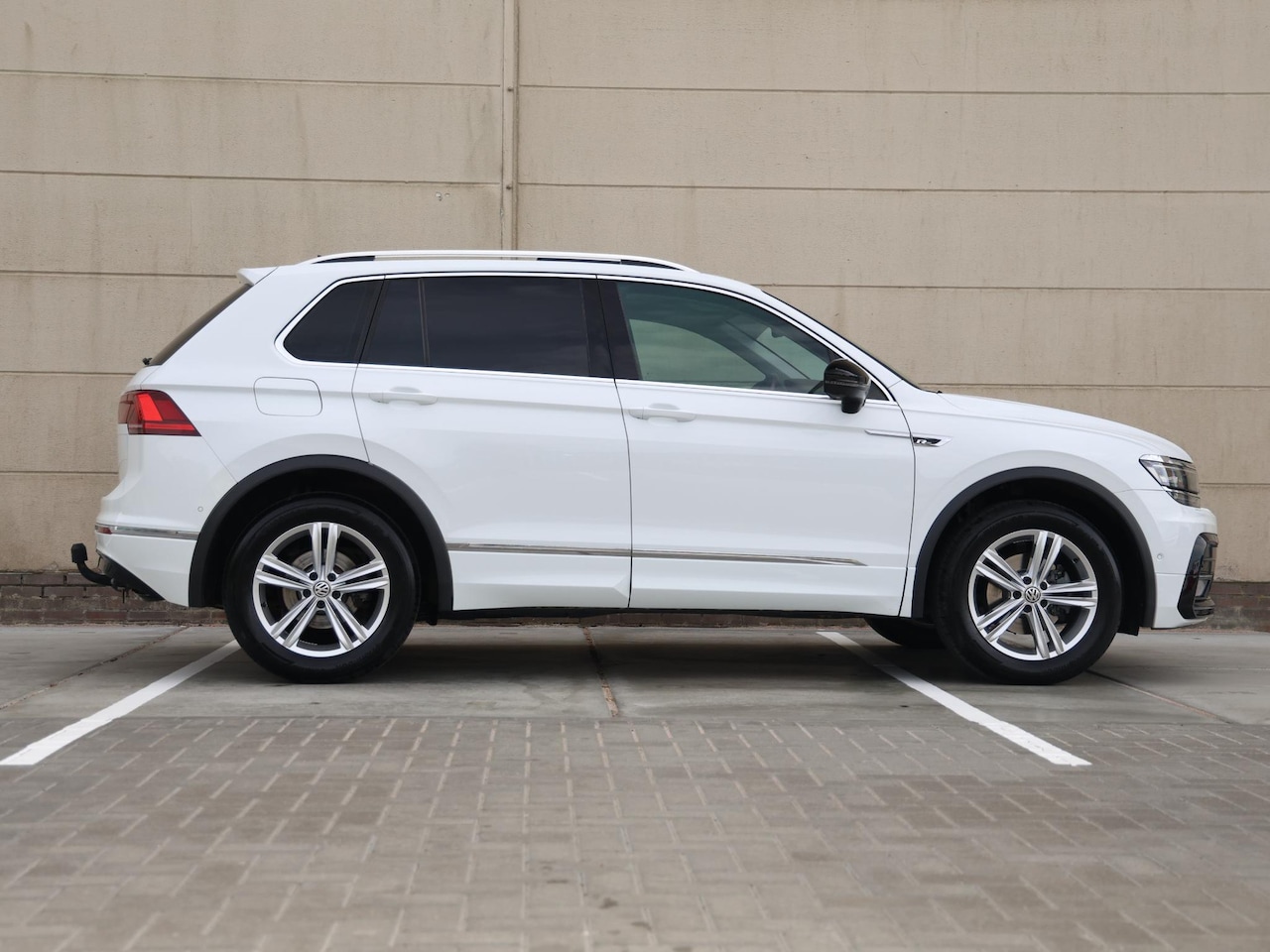 Volkswagen Tiguan - 1.4 TSI 4Motion R-Line 150PK DSG | Panoramadak | Trekhaak | Lederen bekleding | Stoelverwa - AutoWereld.nl