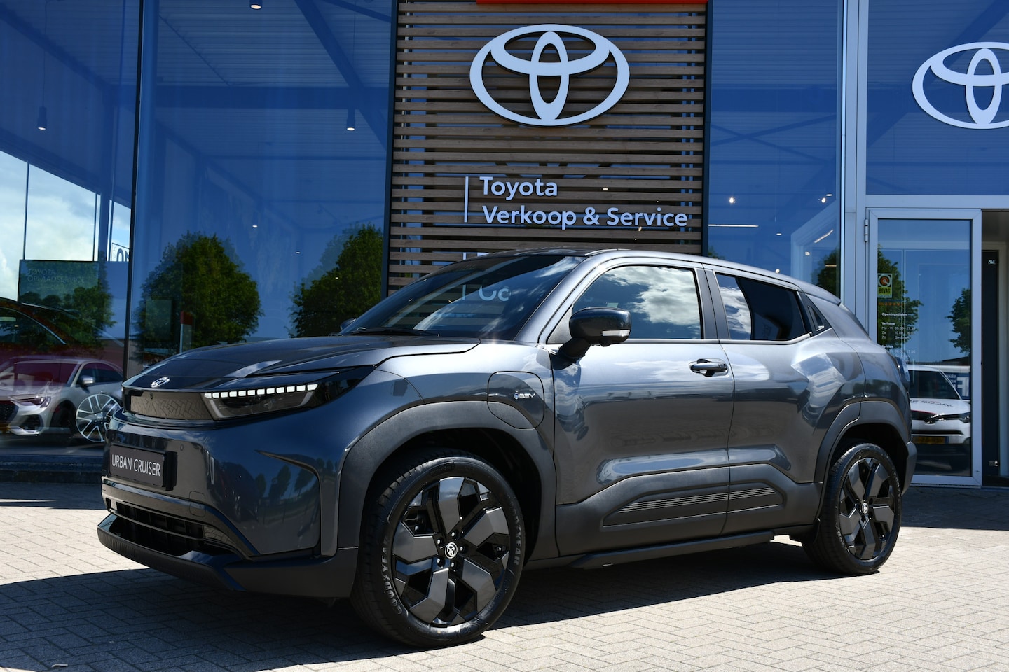 Toyota Urban Cruiser - Executive 61 kWh | Nieuw | Panoramadak | JBL-audio | 360 graden camera | - AutoWereld.nl