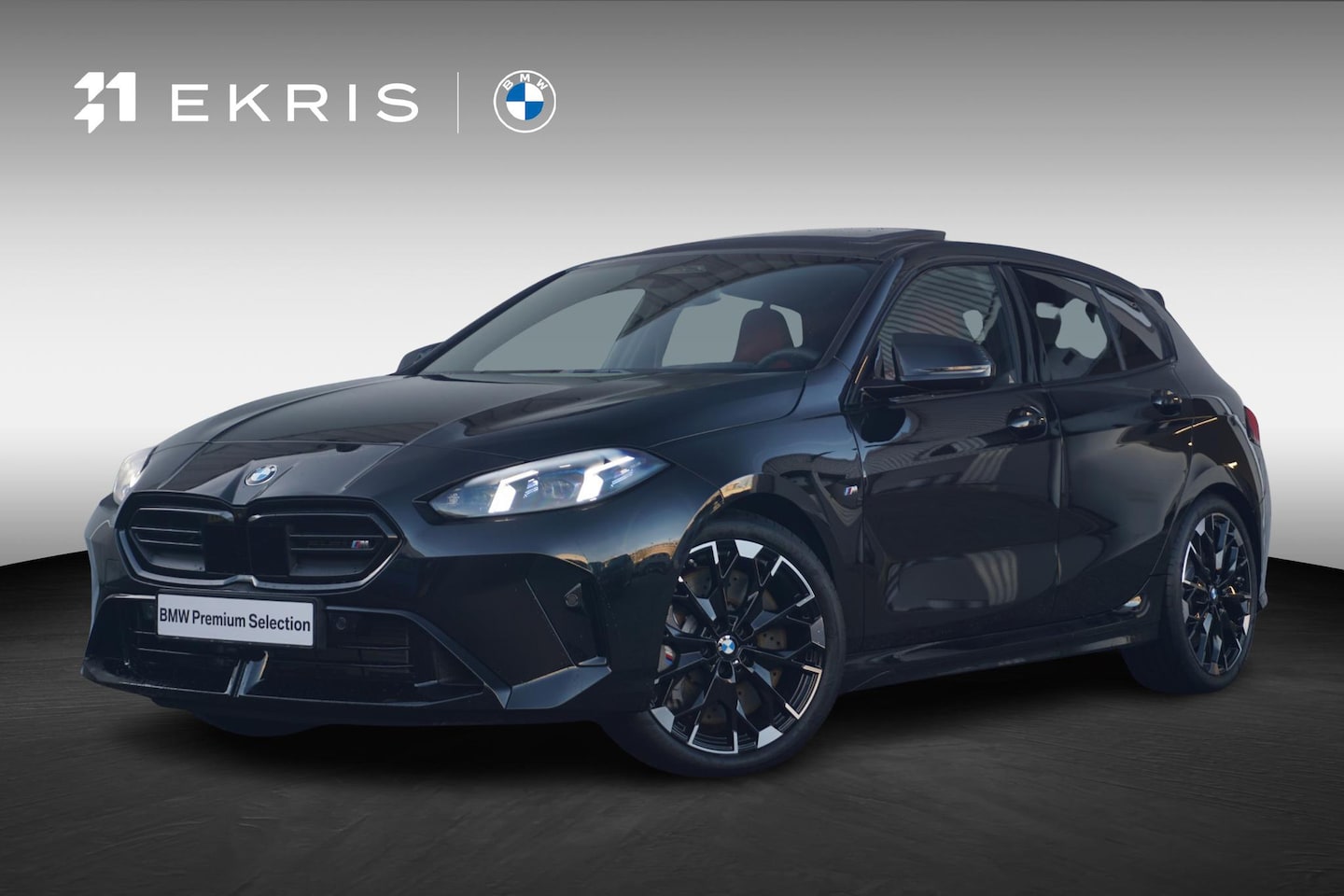 BMW 1-serie - M135i xDrive M Sportpakket Pro 19'' / Harman Kardon / M Sportstoelen / Panoramadak / Elekt - AutoWereld.nl