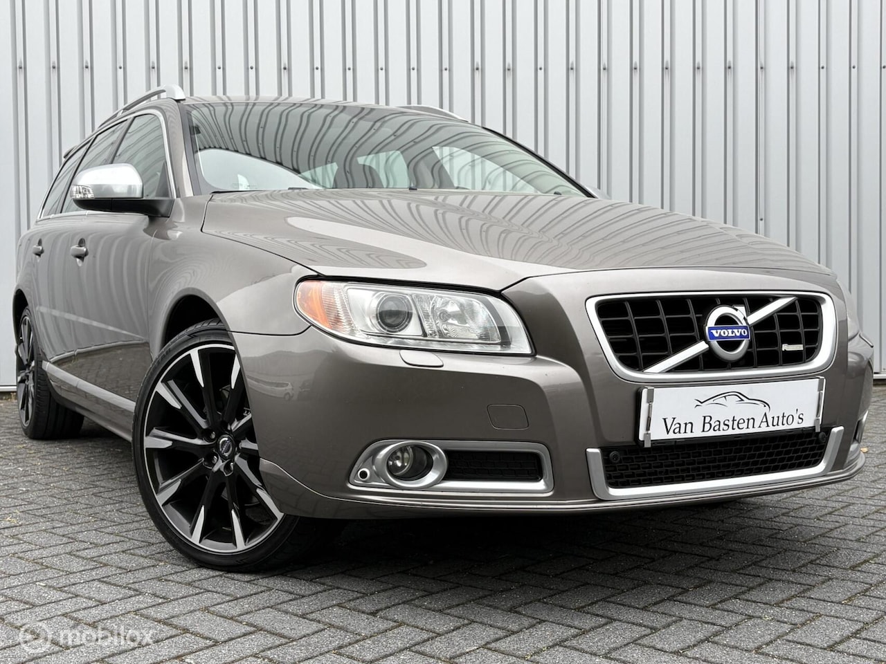 Volvo V70 - 3.0 T6 AWD Summum | Aut | leder |285pk| Youngtimer | Xenon | PDC | Trekhaak | Volledige hi - AutoWereld.nl