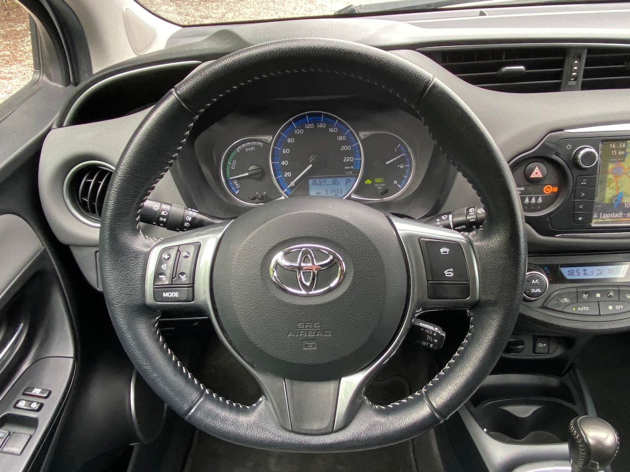 Toyota Yaris - 1.5 Hybrid Dynamic Zeer lage km's - Keyless entry - Navigatie - Cruise controle