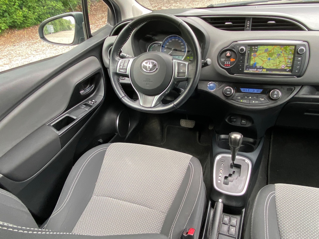 Toyota Yaris - 1.5 Hybrid Dynamic Zeer lage km's - Keyless entry - Navigatie - Cruise controle