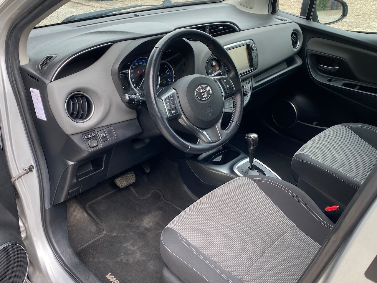 Toyota Yaris - 1.5 Hybrid Dynamic Zeer lage km's - Keyless entry - Navigatie - Cruise controle