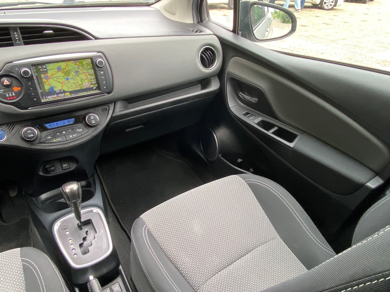 Toyota Yaris - 1.5 Hybrid Dynamic Zeer lage km's - Keyless entry - Navigatie - Cruise controle