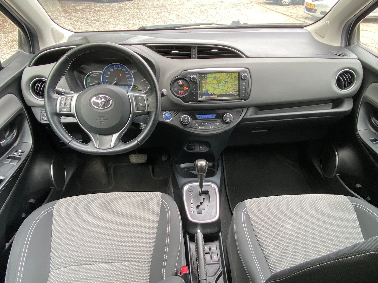 Toyota Yaris - 1.5 Hybrid Dynamic Zeer lage km's - Keyless entry - Navigatie - Cruise controle