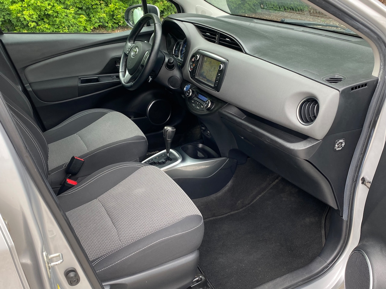 Toyota Yaris - 1.5 Hybrid Dynamic Zeer lage km's - Keyless entry - Navigatie - Cruise controle