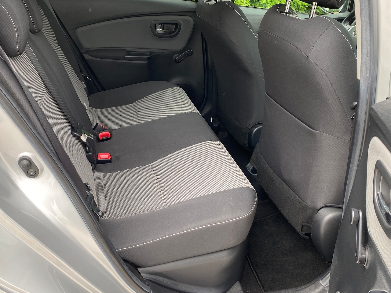 Toyota Yaris - 1.5 Hybrid Dynamic Zeer lage km's - Keyless entry - Navigatie - Cruise controle
