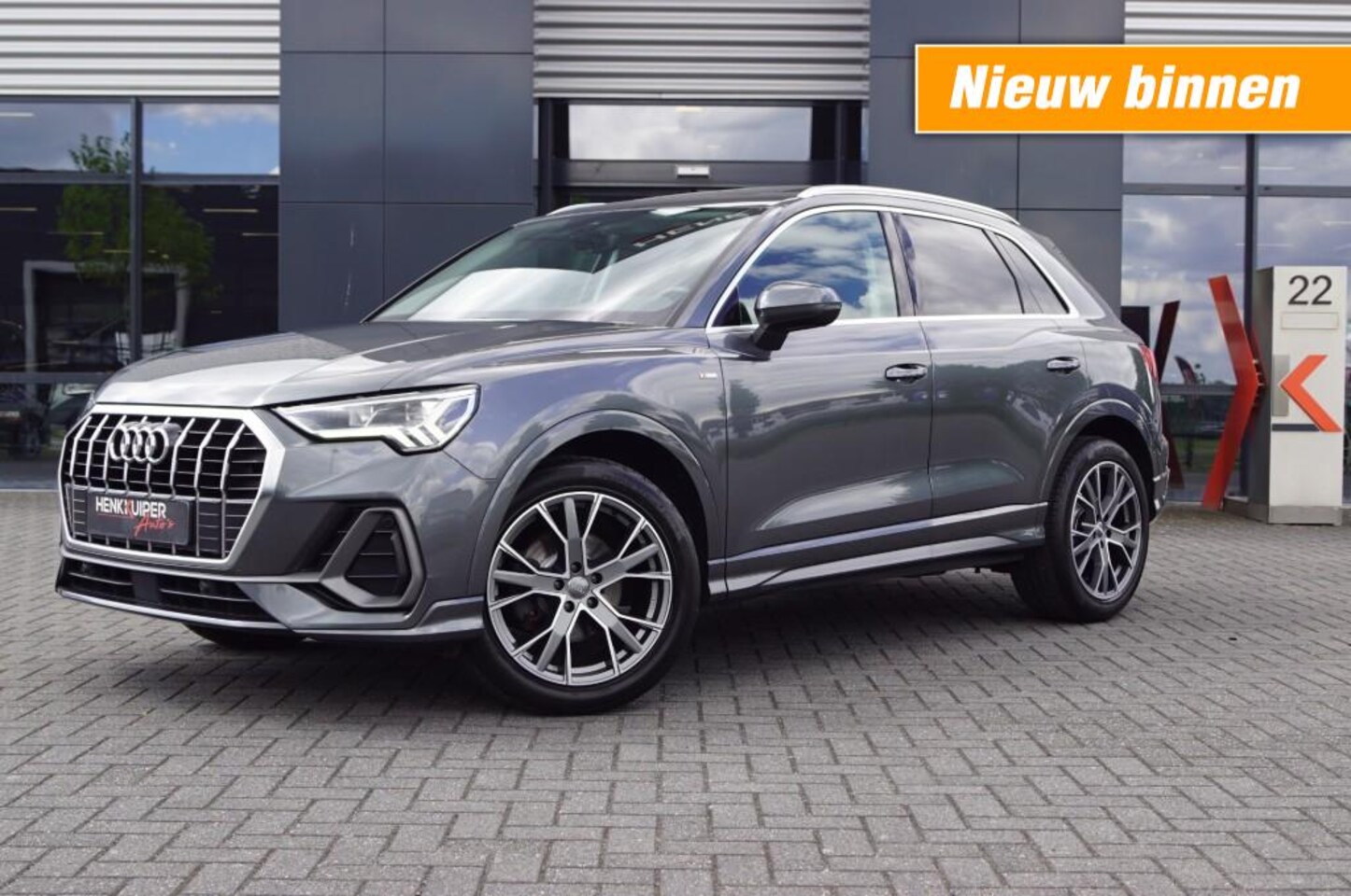Audi Q3 - 35 TFSI S Line / Panodak / Trekhaak wegklb./ Navi / Camera / 19 Inch LM / Key-less - AutoWereld.nl