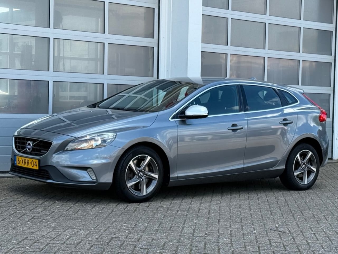 Volvo V40 - 2.0 D4 190PK R-Design Navi Cruise Pdc Keurige auto! - AutoWereld.nl