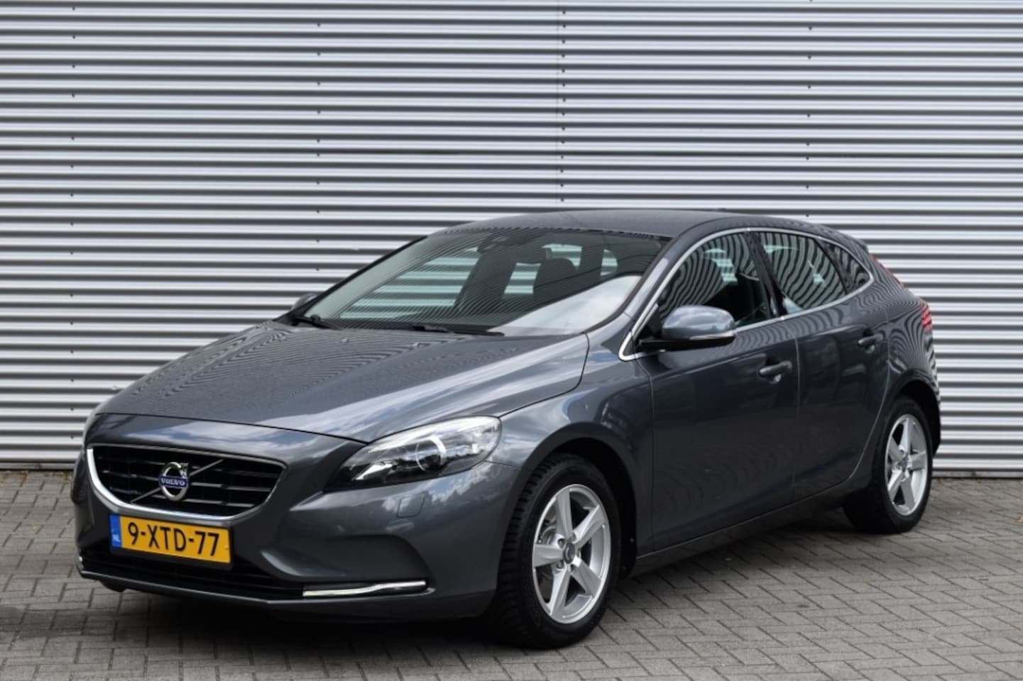 Volvo V40 - 1.6 T3 MOMENTUM / NAVI / PDC / STOEL VERW. / TREKHAAK - AutoWereld.nl