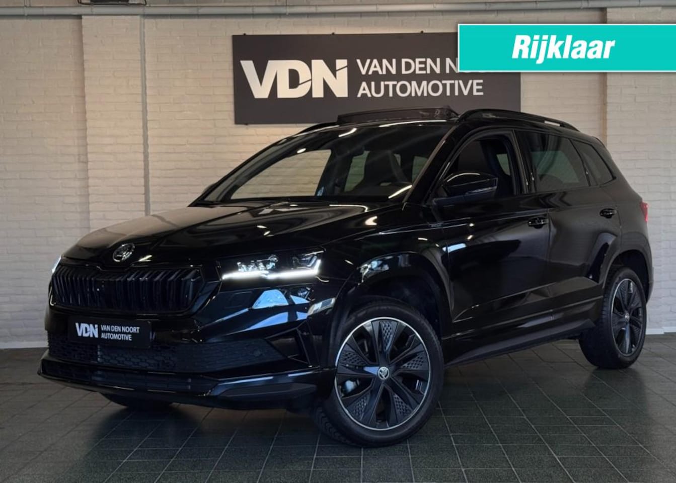 Skoda Karoq - 1.5 TSI ACT Sportline Business DSG Pano Virtual ACC Trekhaak Stoelverw 18'' - AutoWereld.nl