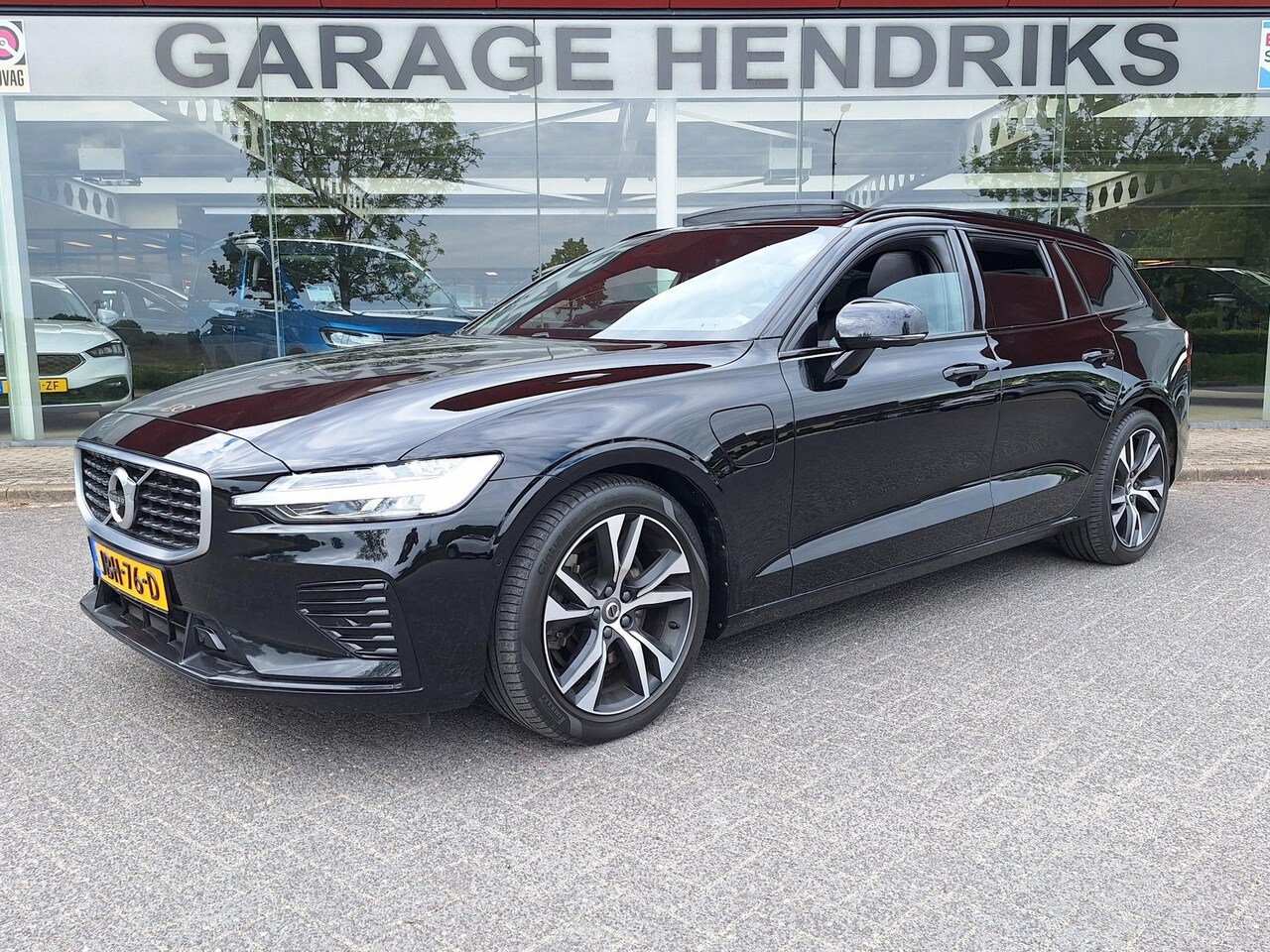 Volvo V60 - 2.0 T8 Twin Engine AWD R-Design | Pano | H&K | Luxury Line | HUD | Massage & Memory Leder - AutoWereld.nl