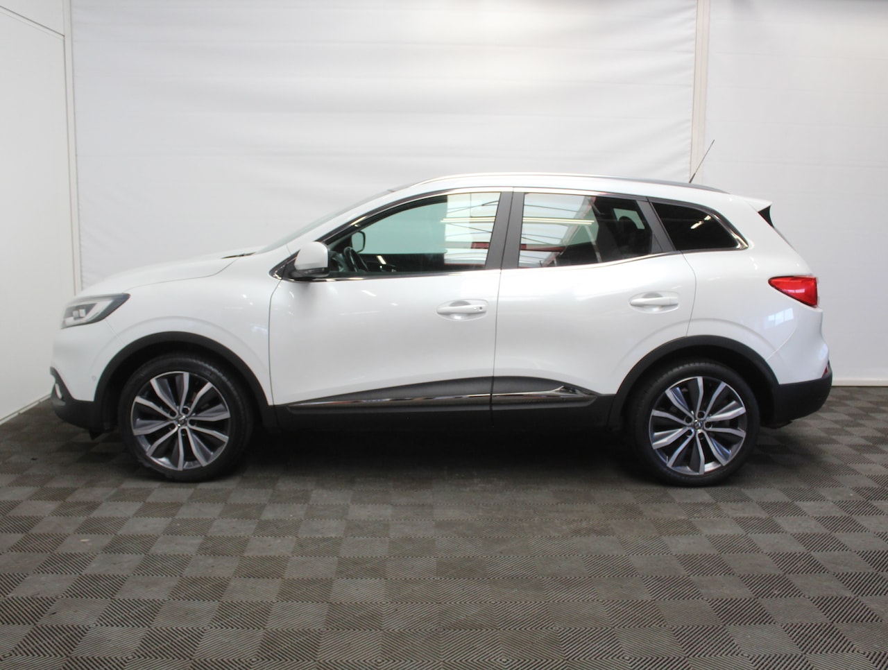 Renault Kadjar - 1.2 TCe Bose CAMERA | CLIMATE | LED | NAVI | TRHAAK | LMV19 | CRUISE | PANODAK - AutoWereld.nl