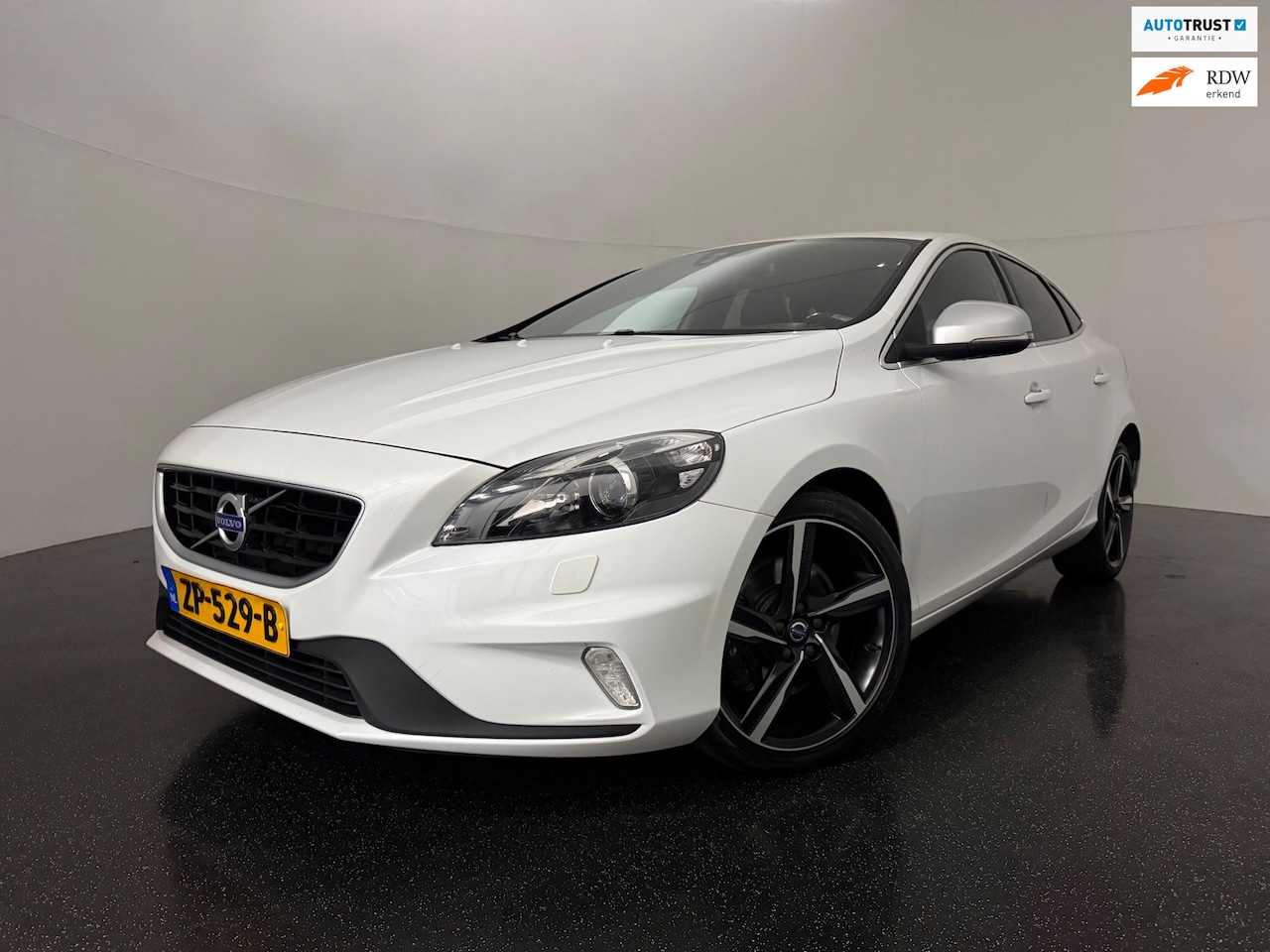 Volvo V40 - 1.5 T3 AUT R-Design / Cruise / Clima - AutoWereld.nl