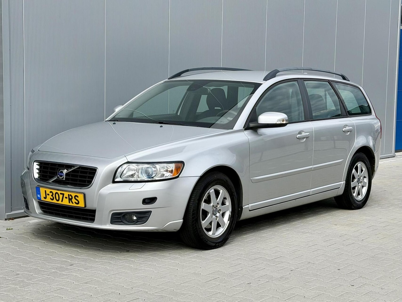 Volvo V50 - 1.8 Momentum - Facelift model - Luxe uitvoering ! - AutoWereld.nl