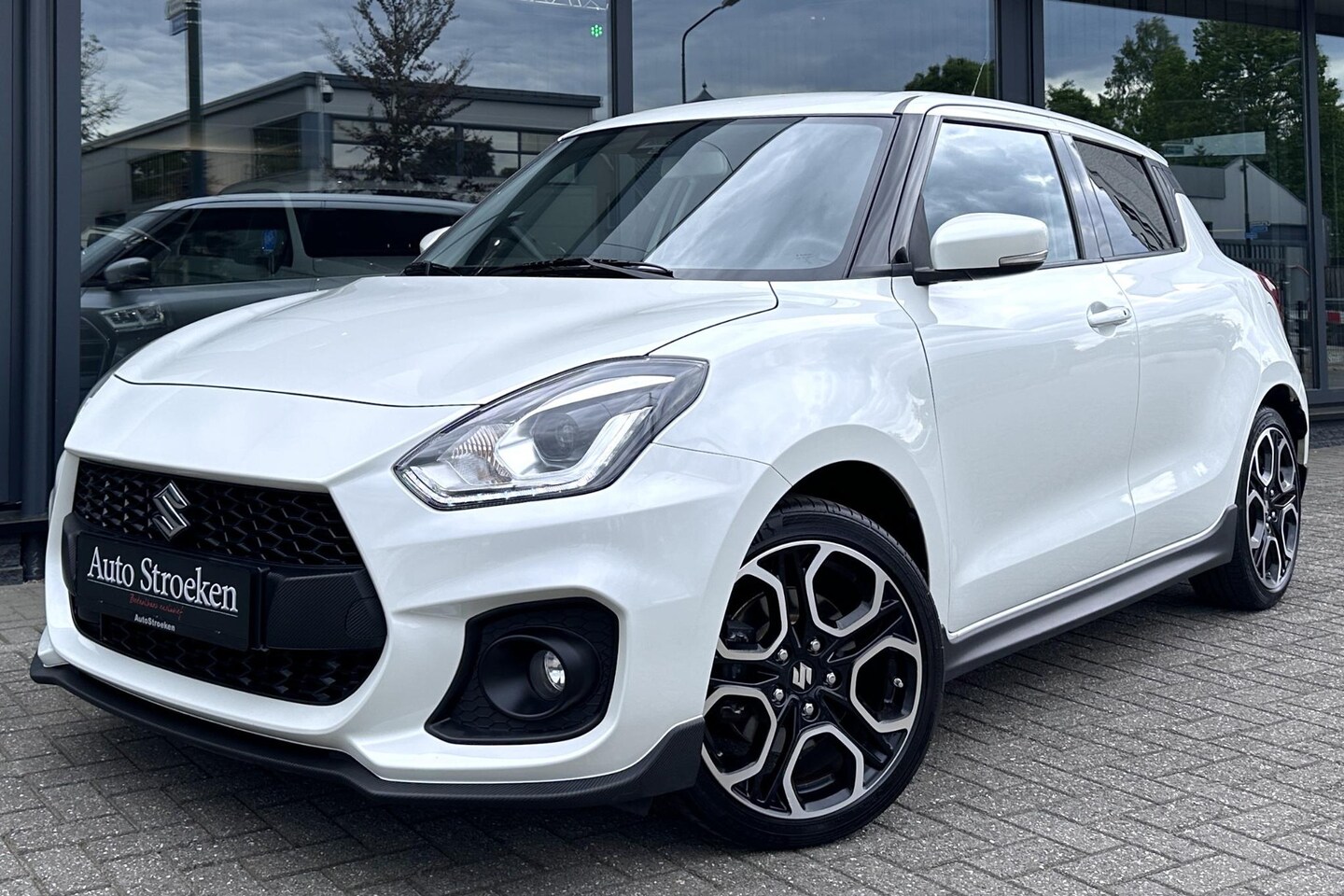 Suzuki Swift - 1.4 Sport Smart Hybrid Camera Navigatie Carbon - AutoWereld.nl